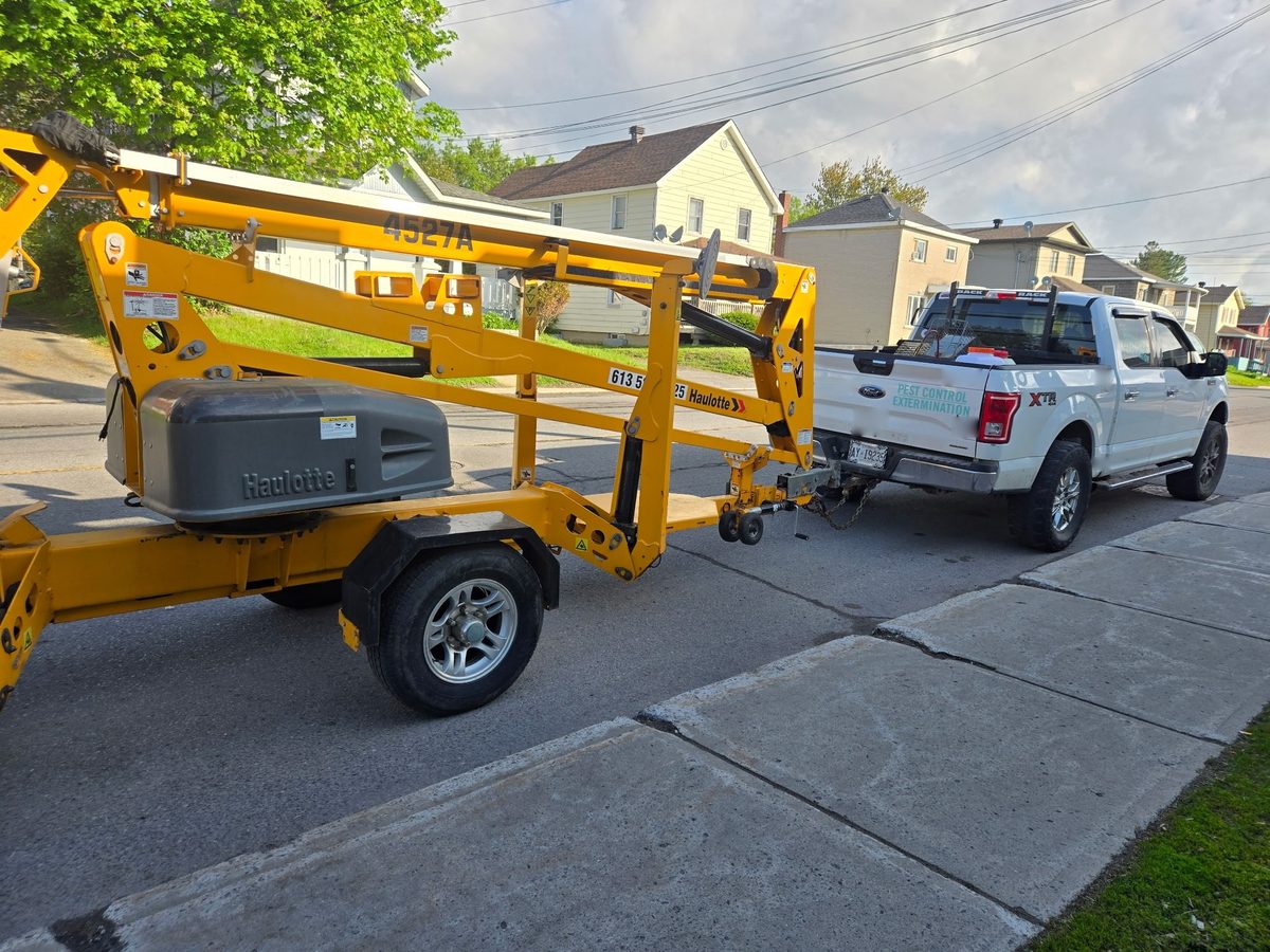 Le camion et la nacelle qui atteint les travaux inaccessibles à l'échelle